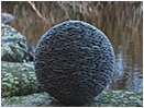 Kiesel Kugel 30 cm hoch